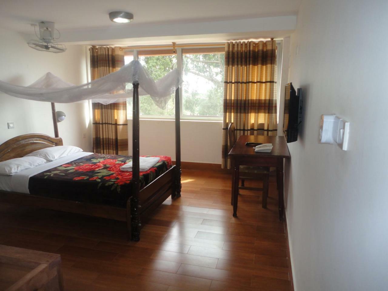 Entebbe Flights Motel Екстер'єр фото